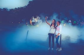 一对旅行闺蜜图片